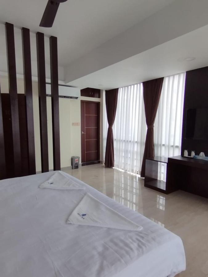 White Park Hotel & Suites Chittagong Exterior photo
