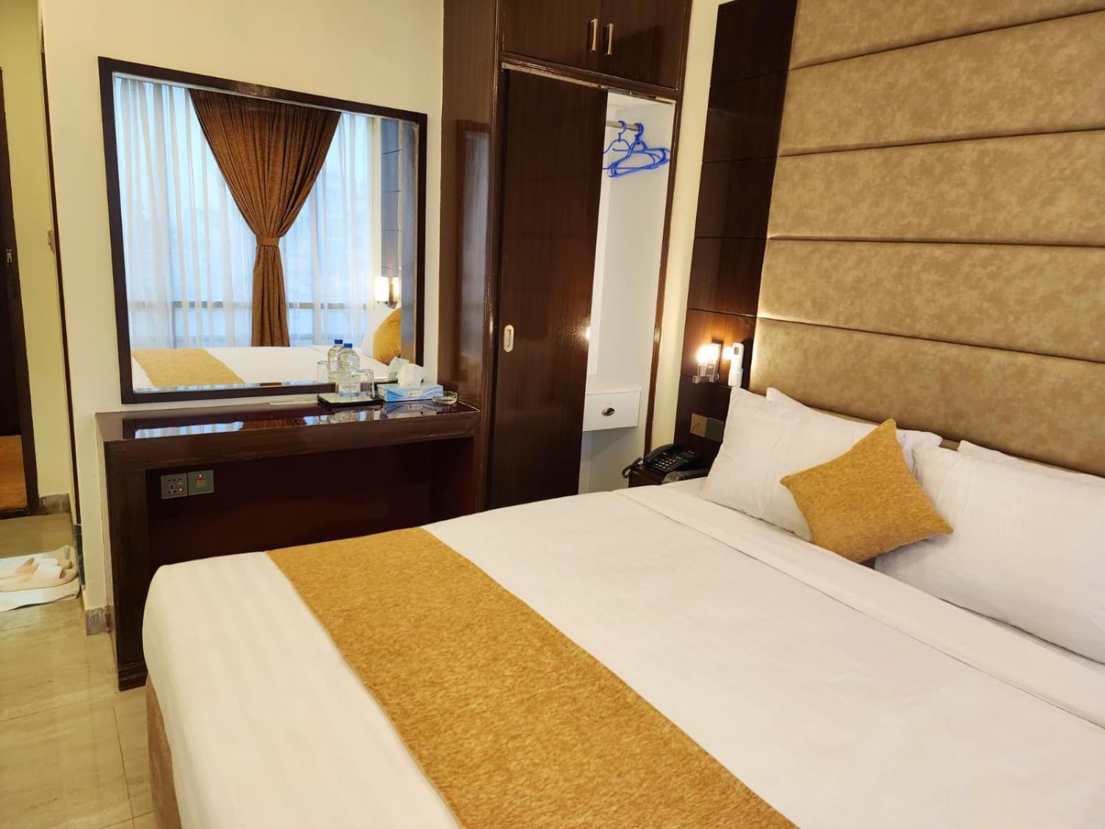 White Park Hotel & Suites Chittagong Exterior photo