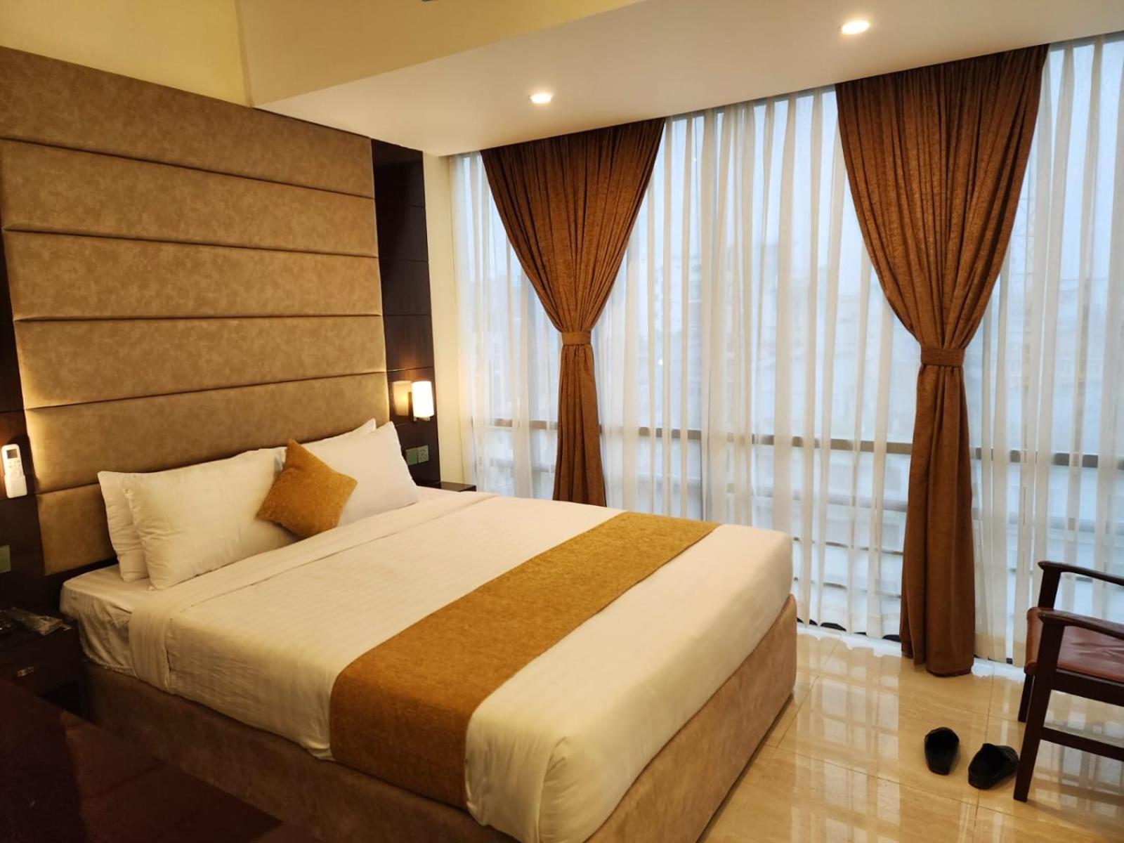 White Park Hotel & Suites Chittagong Exterior photo