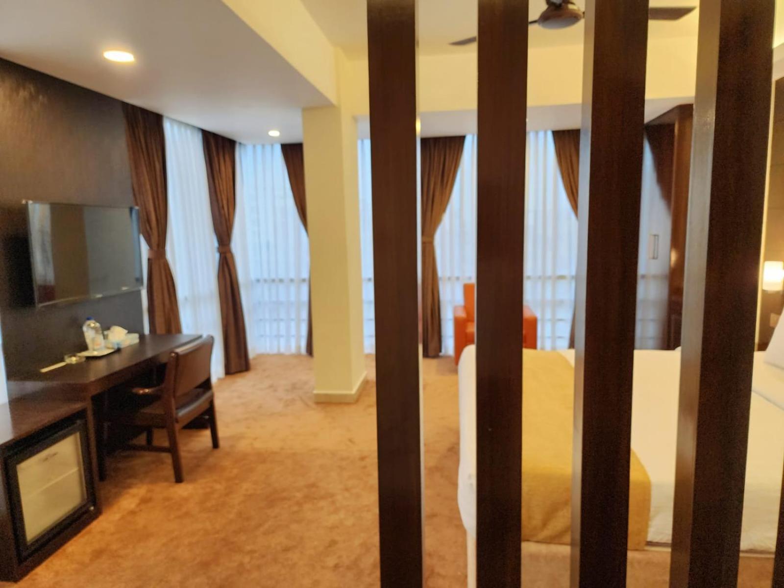 White Park Hotel & Suites Chittagong Exterior photo