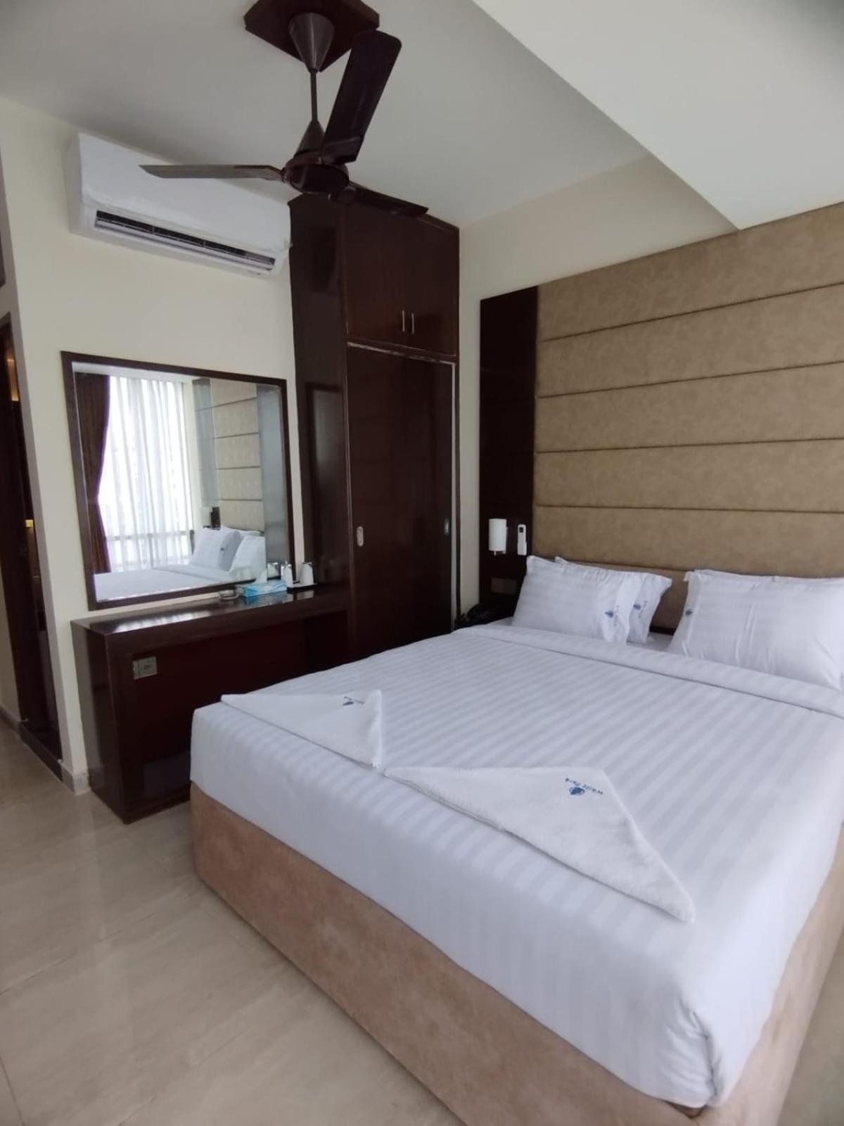 White Park Hotel & Suites Chittagong Exterior photo