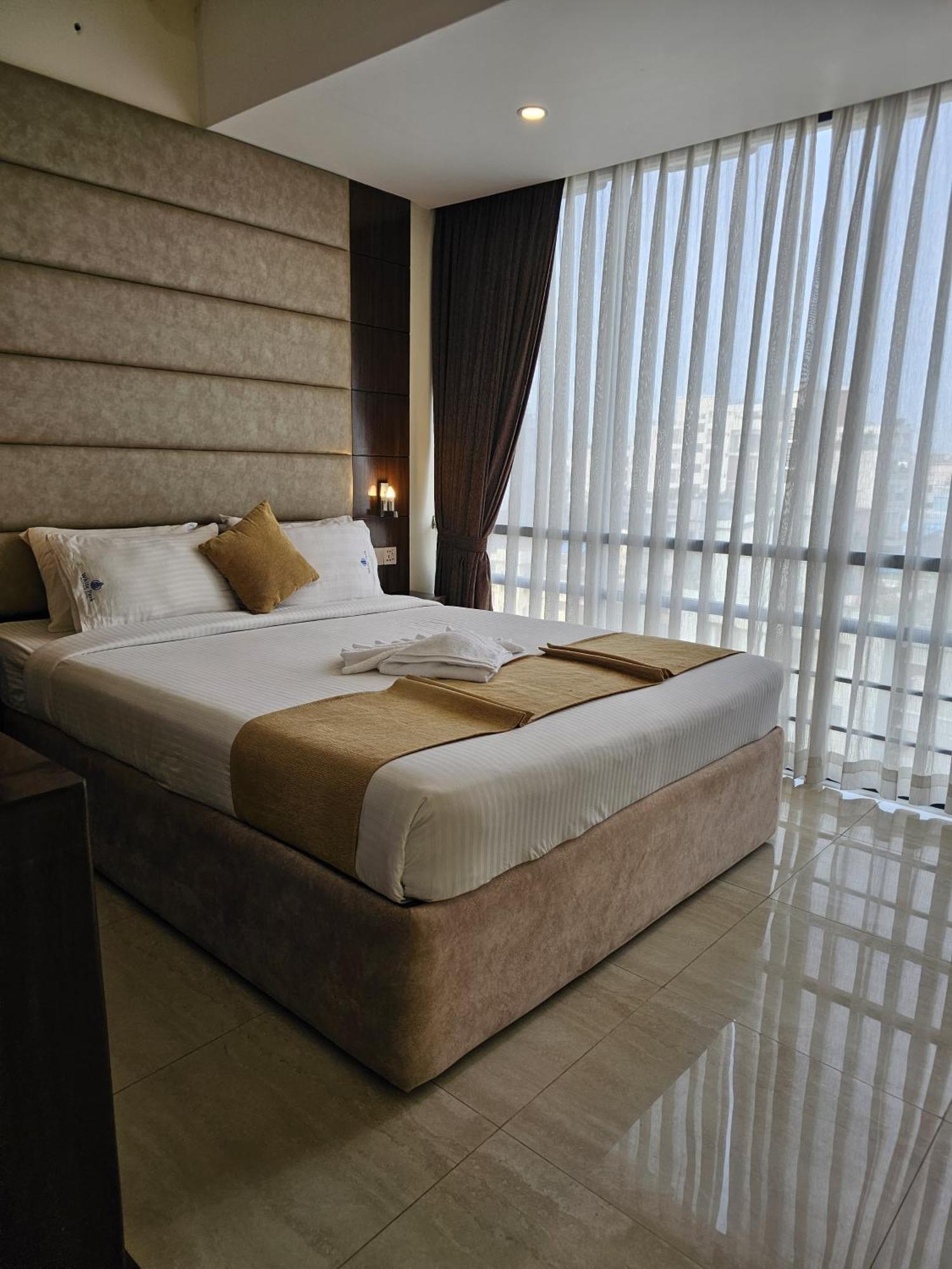 White Park Hotel & Suites Chittagong Exterior photo
