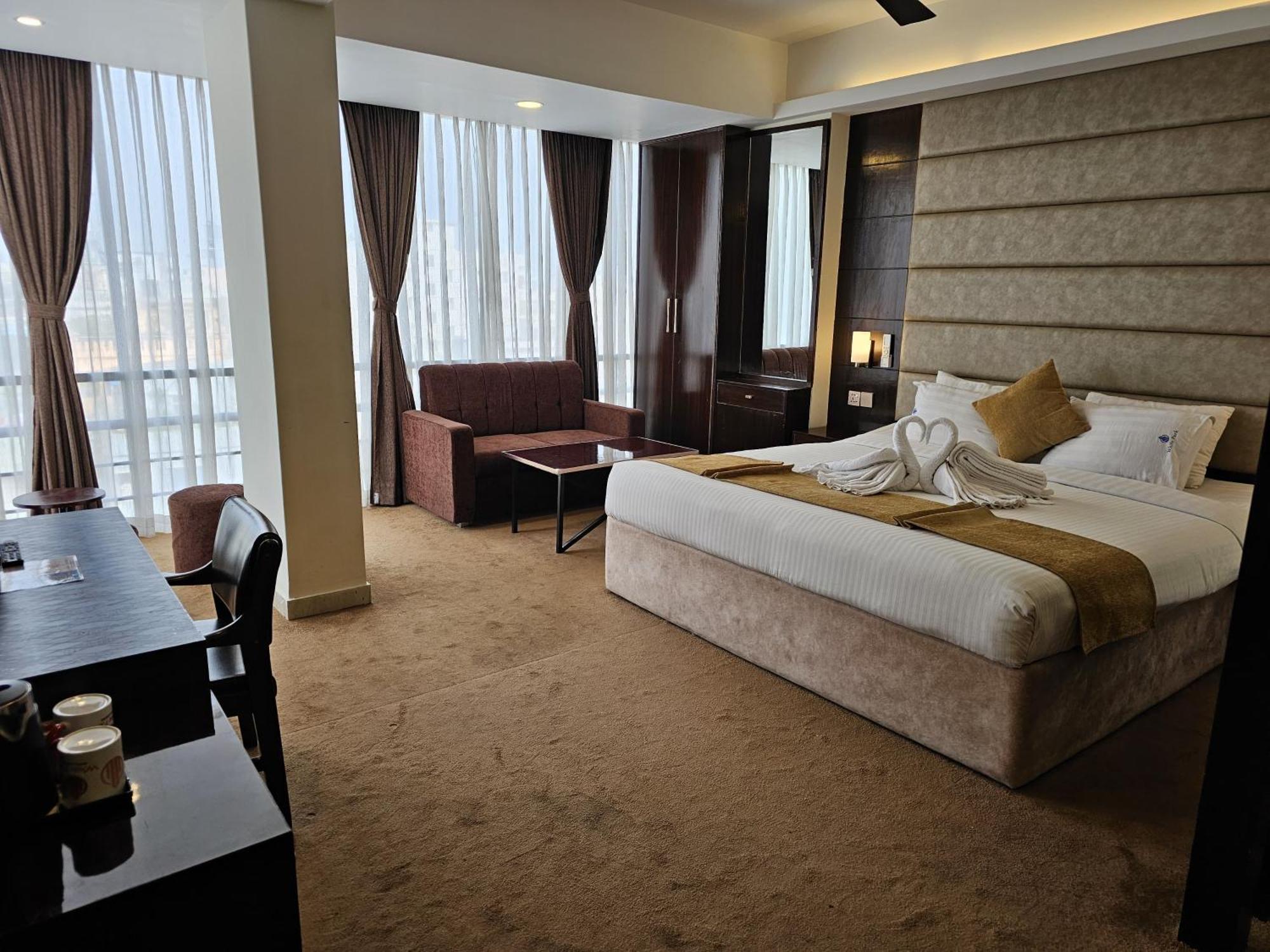 White Park Hotel & Suites Chittagong Exterior photo