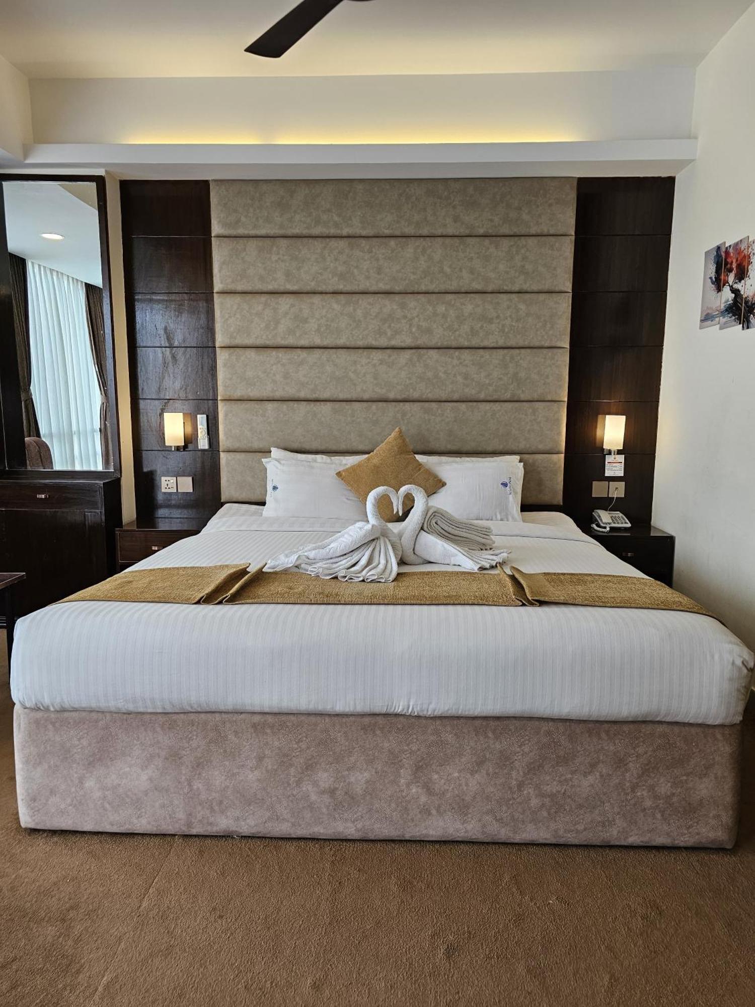 White Park Hotel & Suites Chittagong Exterior photo